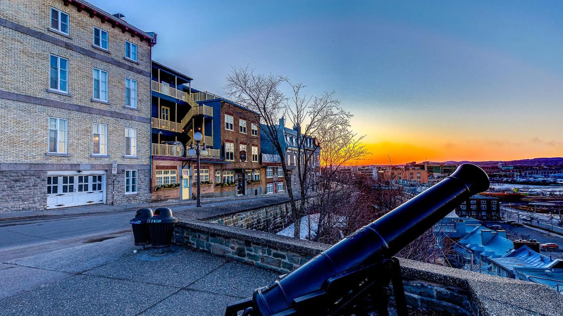 North House - Hotel Automatise Manoir Des Remparts 2*, Quebec City Canada